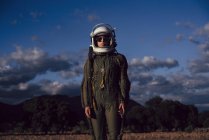 Astronauta donna fiduciosa in piedi in natura in serata — Foto stock