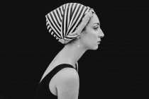 Jeune femme en tissu de tête regardant la caméra — Photo de stock