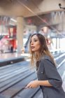 Fiduciosa donna in piedi sulla stazione ferroviaria — Foto stock