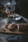 Schweinefilet auf Holztisch mit Gewürzen und Zutaten — Stockfoto