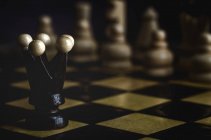 Nahaufnahme von Partie und Schachfiguren auf dunklem Hintergrund — Stockfoto