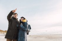 Пара на открытом воздухе обнимаются на пляже — стоковое фото