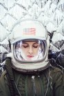 Ragazza che indossa vecchio casco spaziale con bandiera americana segno — Foto stock