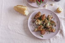 Pollo frito con cebolla y chiles, Puesta plana - foto de stock