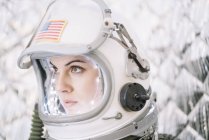 Ragazza che indossa vecchio casco spaziale con bandiera americana segno — Foto stock