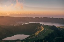 Reiner See und hohe Hügel — Stockfoto