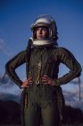 Впевнена жінка-астронавт стоїть у природі ввечері — стокове фото