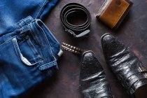 Vista aerea di abbigliamento uomo denim con portafoglio, bracciale tack, smartphone. e scarpe in pelle nera — Foto stock