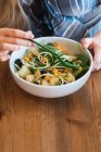 Erntefrau bei Salat mit Nudeln — Stockfoto