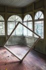 Caixilho da janela no quarto vazio da casa abandonada — Fotografia de Stock