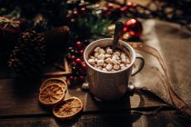 Різдвяні прикраси і кухоль гарячого шоколаду зі спеціями й зефір на дерев'яні поверхні — стокове фото