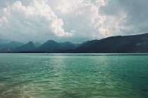 Bellissimo lago e scala enorme sulla riva — Foto stock