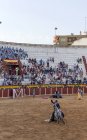 Spanien, Tomelloso - 28. 08. 2018. Stierkämpfer reiten Pferd auf Stierkampfarena — Stockfoto