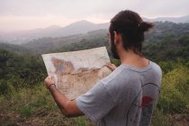 Homem irreconhecível ler mapa no campo — Fotografia de Stock