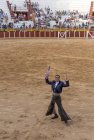 Spanien, Tomelloso - 28. 08. 2018. Stierkämpfer auf sandiger Stierkampfarena — Stockfoto