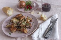 Gebratenes Hühnchen mit Zwiebeln und Chilischoten, flache Lage — Stockfoto