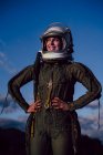 Bella donna posa guardando la fotocamera vestita da astronauta. — Foto stock