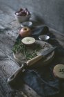 Свіжий розмарин і гострий ніж на дерев'яному столі біля стиглого яблука — стокове фото
