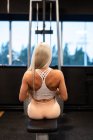 Спортивная женщина делает упражнения на тренажерах — стоковое фото