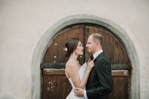 Одружена пара обіймається біля старої стіни — стокове фото