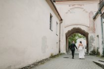 Couple marié marchant dans la vieille rue — Photo de stock