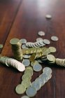 Glänzende Münzen auf dem Tisch — Stockfoto