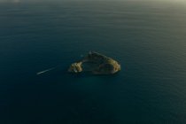 Piccola isola in mezzo al mare blu — Foto stock