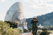 Mulher bonita andando vestida de astronauta. — Fotografia de Stock