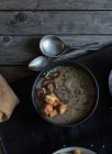 Грибной сливочный суп с гренками в миске на подносе на деревянном столе — стоковое фото
