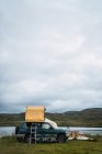 Автомобіль припаркований біля гірського озера — стокове фото