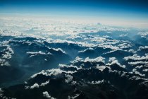 Vue sur montagne et nuages depuis l'avion — Photo de stock