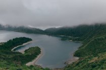 Озеро с холмистым побережьем — стоковое фото