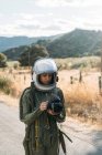 Bella donna utilizzando vecchia macchina fotografica vestita da astronauta. — Foto stock