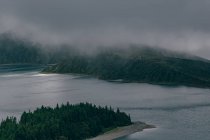 Озеро з горбистим узбережжям — стокове фото