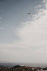 De baixo da vista de aeronaves brancas que voam no céu nublado sobre o mar em Mykonos, Grécia — Fotografia de Stock