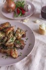Pollo fritto con cipolla e peperoncino, Posa piatta — Foto stock