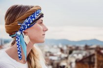 Frau mit Kopftuch steht auf Dach — Stockfoto
