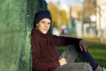 Porträt eines jungen Teenagers im Freien in lässiger Kleidung — Stockfoto