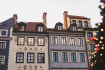 Новорічне прикраса у Варшаві Старої ринкової площі, докладно старі барвисті фасади — стокове фото