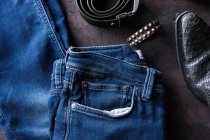 Vista aerea di abbigliamento uomo denim con portafoglio, bracciale tack, smartphone. e scarpe in pelle nera — Foto stock