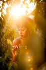 Приваблива топлес молода жінка позує в саду — стокове фото