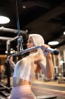 Athletische blonde Frau beim Sport im Fitnessstudio — Stockfoto