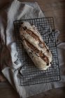 Хліб смачного житнього хліба з журавлиною та волоськими горіхами на решітці на дерев'яній стільниці — стокове фото
