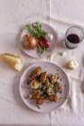 Жареная курица с луком и перцем чили, Плоский лежал — стоковое фото