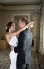 Casal dançando dentro do edifício de luxo — Fotografia de Stock