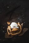 Вкусная яблочная мини-галетка с шариком сладкого мороженого на кусочке пергамента — стоковое фото