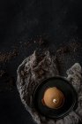 Schokoladenkuchen garniert mit Gänseblümchen auf dunklem Hintergrund — Stockfoto