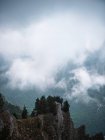 Grands nuages au-dessus des montagnes — Photo de stock