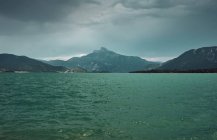 Schöner See und riesiger Maßstab am Ufer — Stockfoto