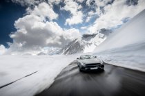 Машина на гірській дорозі в Альпи. — стокове фото